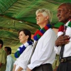 Ian Kemish AM (centre) at a Kokoda ceremony with the late Ben Moide (right), a WW2 veteran